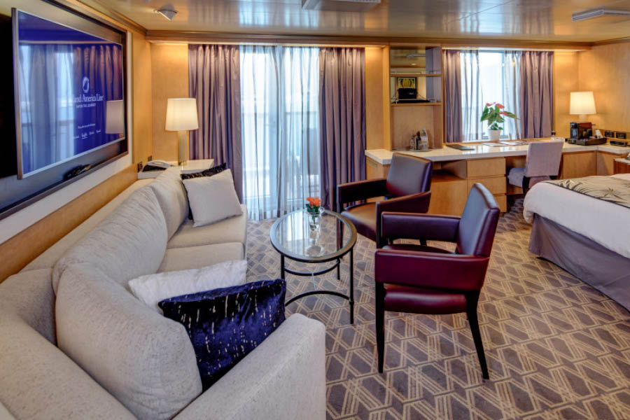 Гостиная в каюте Neptune Suite на лайнерах Vista Class