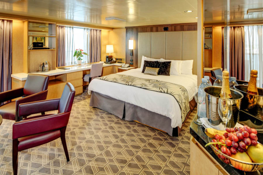 Спальня в каюте Neptune Suite на лайнерах Vista Class