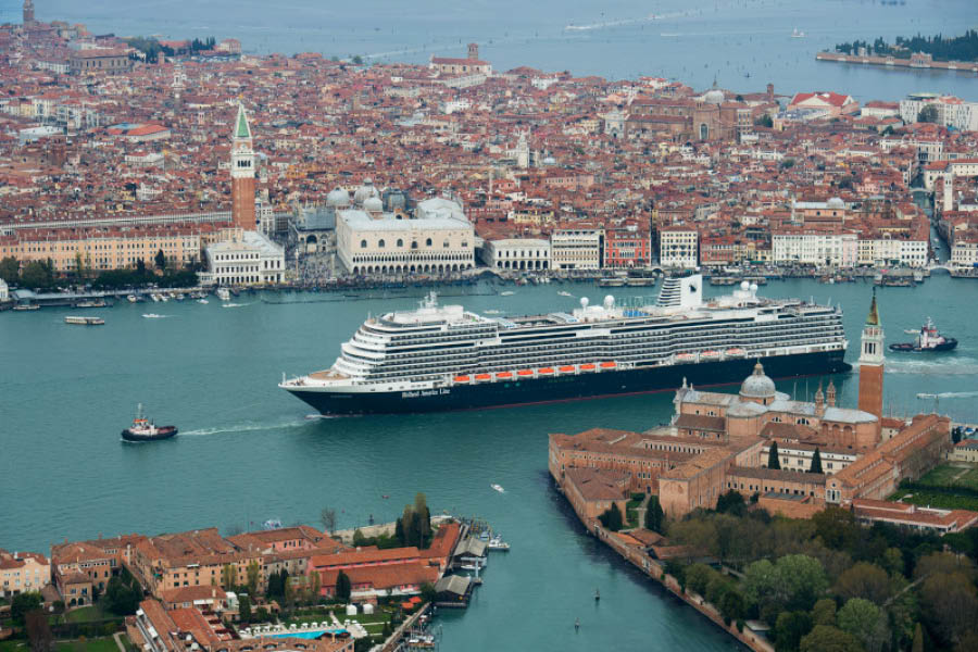 Лайнер Koningsdam в Венеции