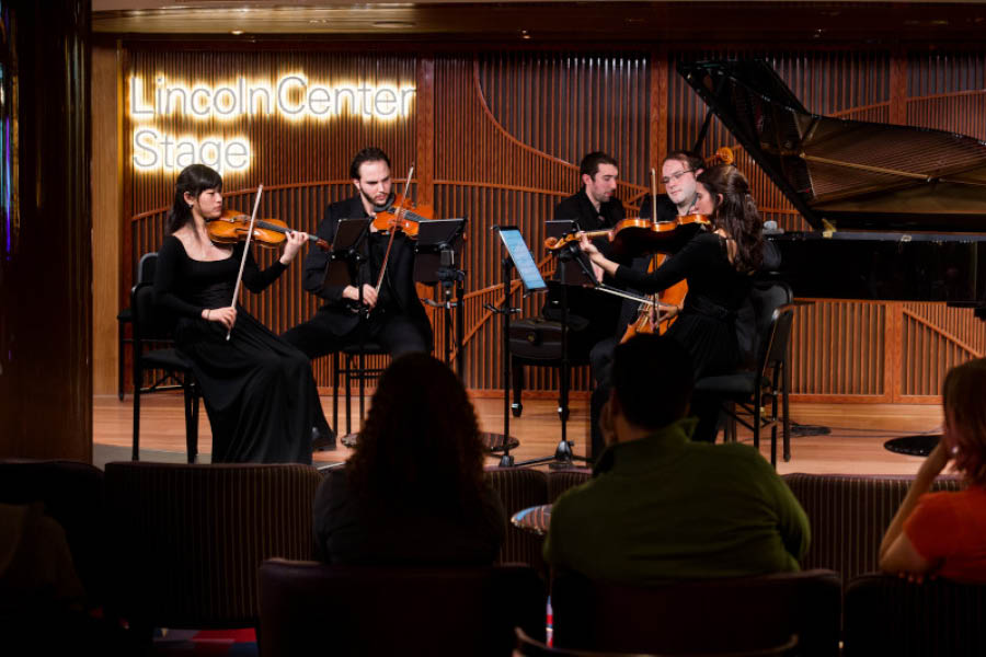 Выступление артистов Lincoln Center на лайнере Koningsdam