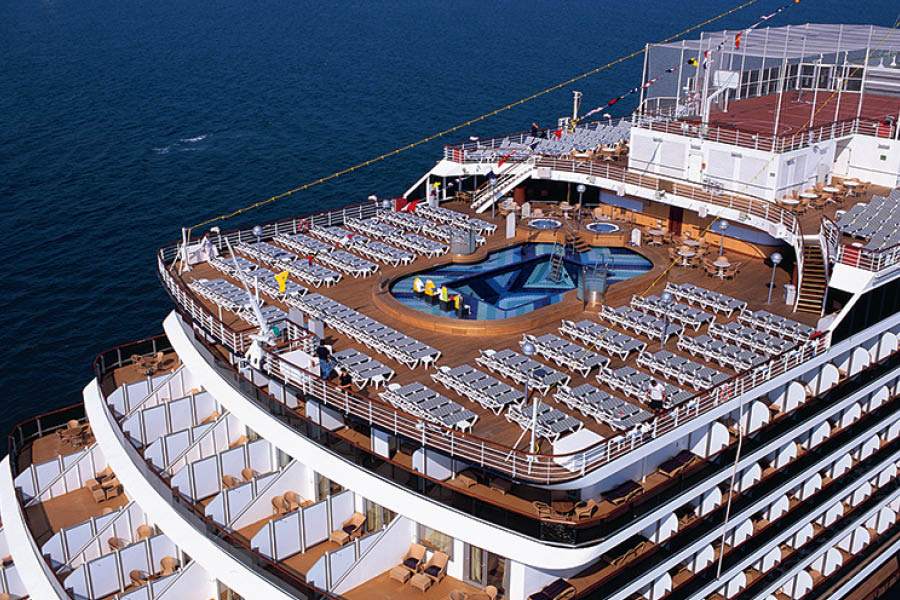 Вид на корму лайнера Noordam
