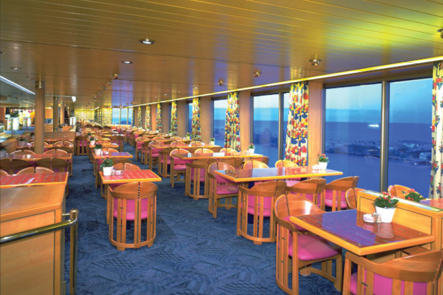 Ресторан Lido на борту лайнера Zaandam