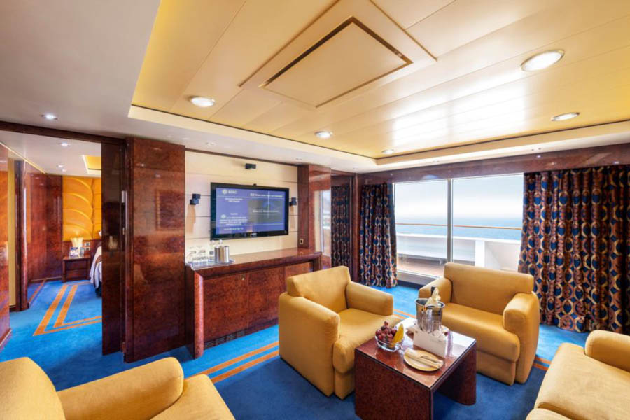 Гостиная в Executive Yacht Suite на борту Fantasia Class