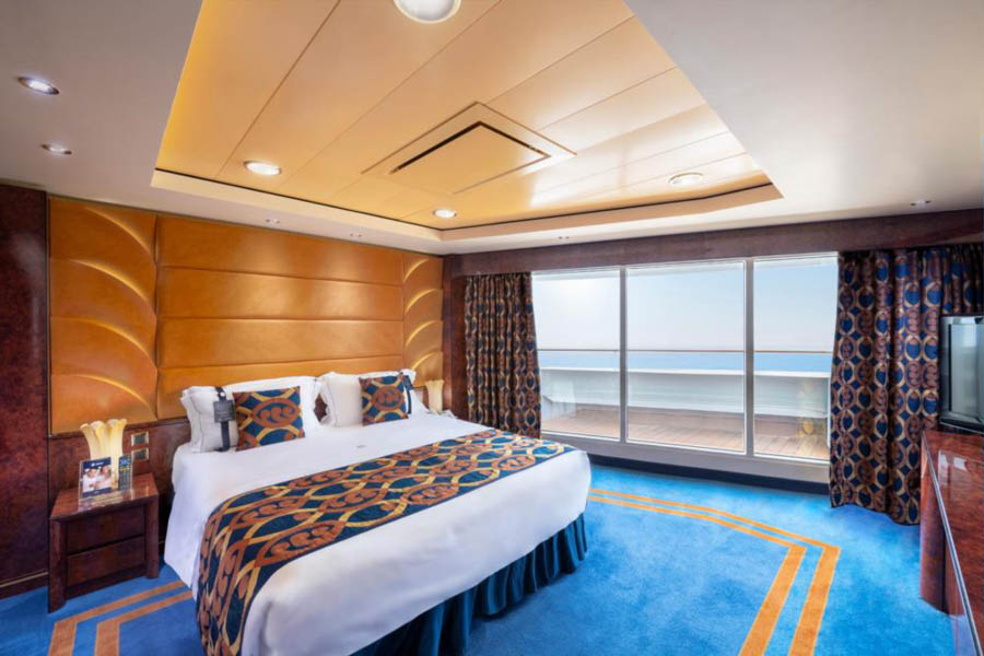 Спальня в Executive Yacht Suite на борту Fantasia Class