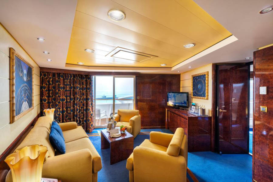 Гостиная в сьюте Royal Yacht Club на кораблях Fantasia Class