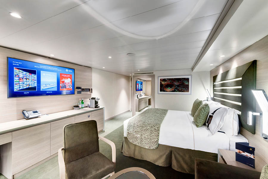 Спальня в Deluxe Yacht Club Suite на лайнерах Meraviglia Class