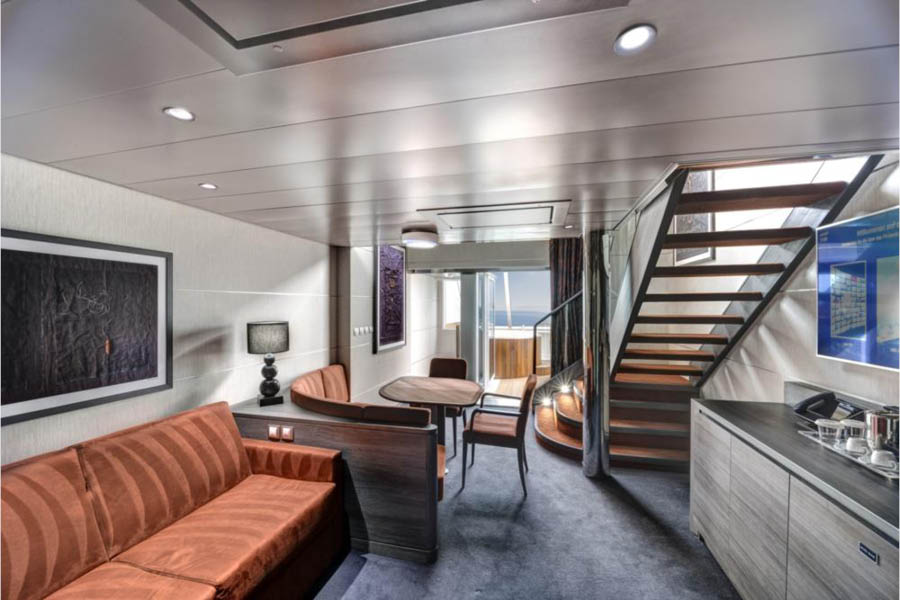 Гостиная в каюте Duplex Yacht Club Suite на лайнерах Meraviglia Class