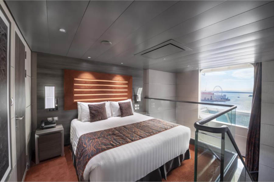Спальня в каюте Duplex Yacht Club Suite на лайнерах Meraviglia Class