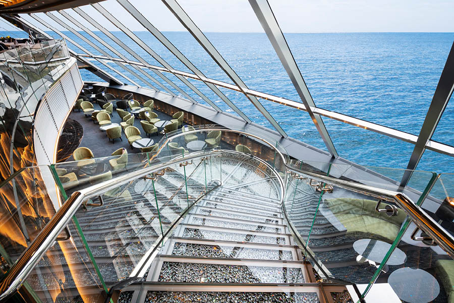 Эксклюзивный лаундж только для гостей Yacht Club на борту лайнера MSC Virtuosa