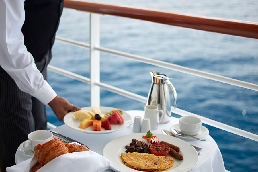 Завтрак на балконе на борту круизного лайнера Oceania Marina