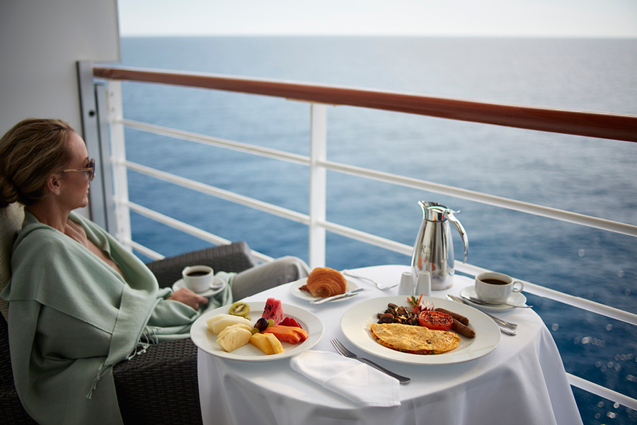 Завтрак на балконе на борту круизного лайнера Oceania Riviera