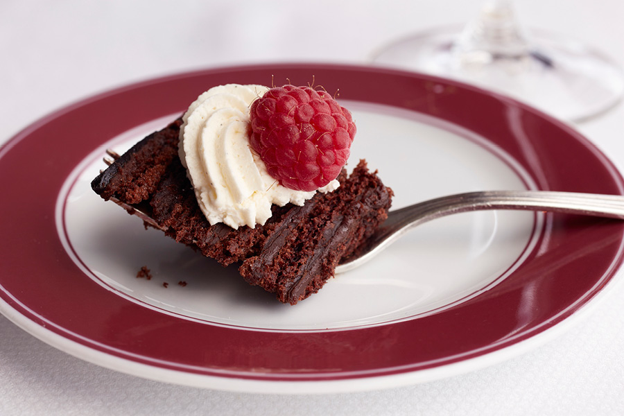 Шоколадный торт в ресторане Polo Grill на борту лайнера Oceania Regatta