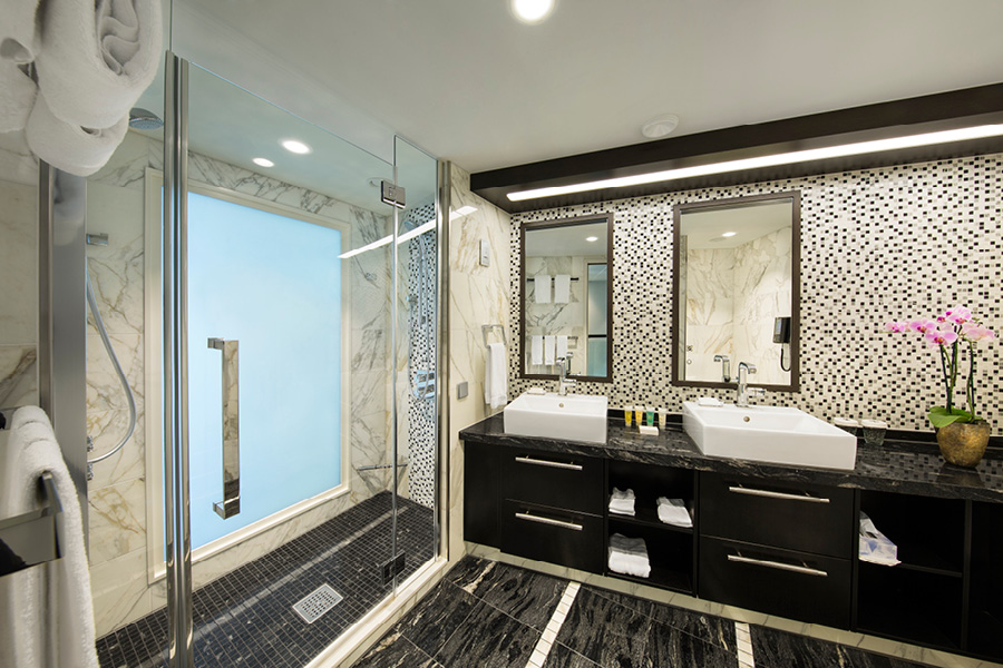 Ванная комната в каюте Owner's Loft Suite на лайнерах класса Quantum Class