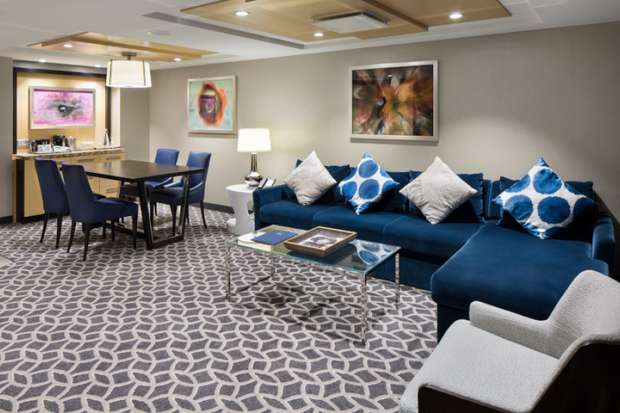 Гостиная в каюте Owner's Suite на лайнерах Quantum Class