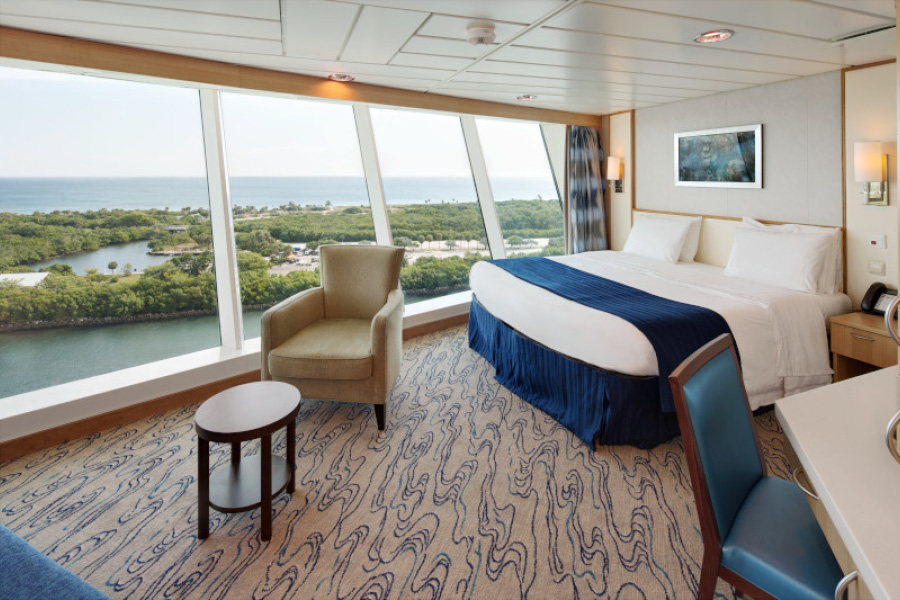 Спальня в каюте Ocean View Panoramic Suite