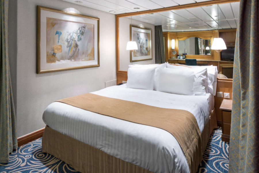 Спальня в каюте Owner's Suite на лайнерах класса Vision Class