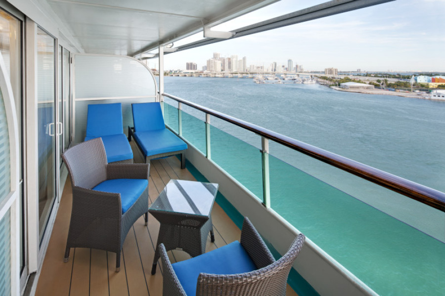 Балкон в каюте Owner's Suite на лайнерах класса Vision Class