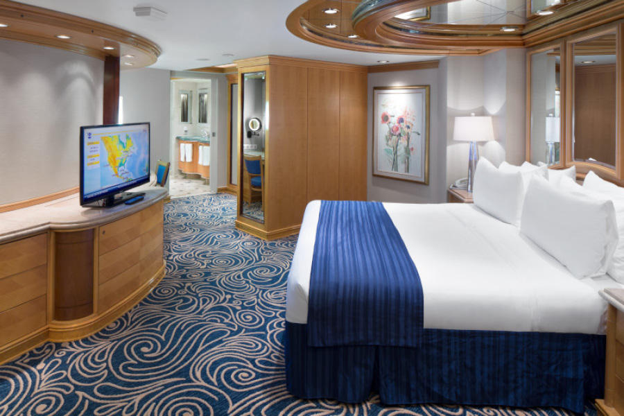 Спальня в каюте категории Royal Suite на борту лайнеров класса Vision Class