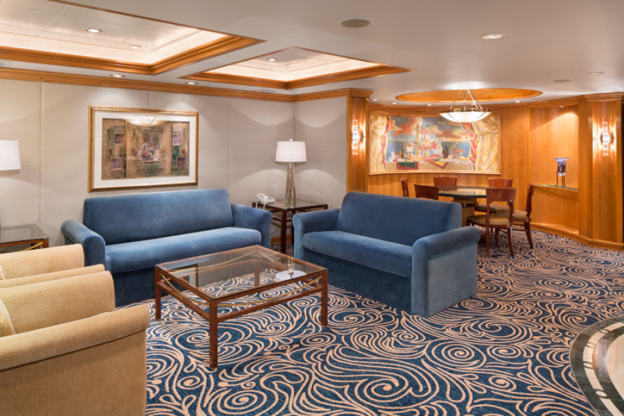 Гостиная в каюте категории Royal Suite на борту лайнеров класса Vision Class