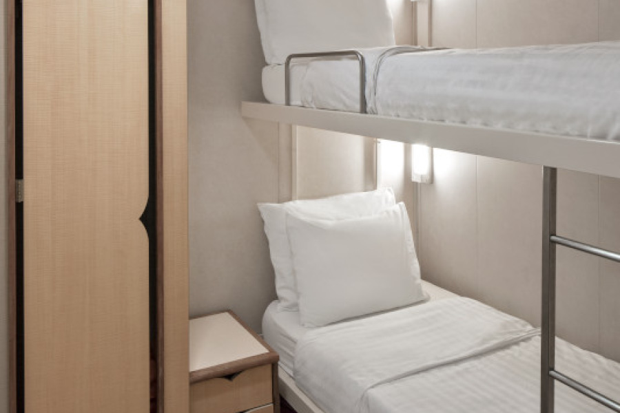 Семейная светлая каюта с окном на лайнерах класса Vision Class