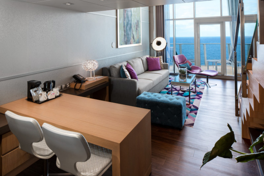 Гостиная в каюте Crown Loft Suite на борту лайнеров класса Oasis Class