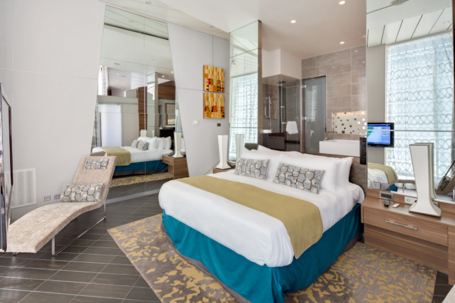 Спальня в каюте Owner's Panoramic Suite