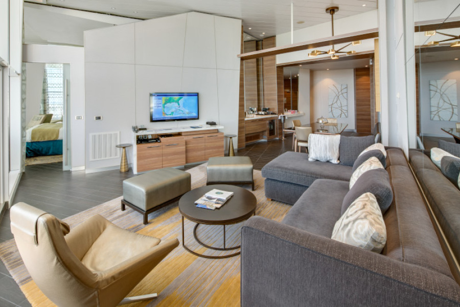 Гостиная в каюте Owner's Panoramic Suite