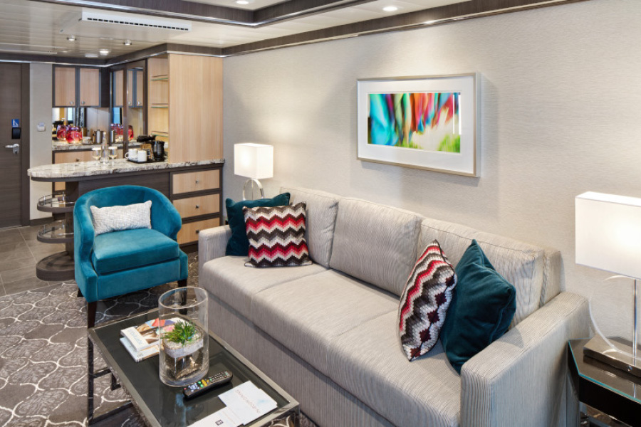 Гостиная в каюте Owner's Suite на лайнерах класса Oasis Class
