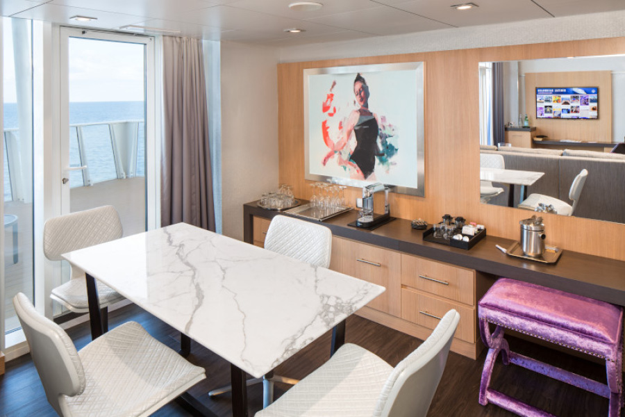 Обеденная зона в каюте Star Loft Suite