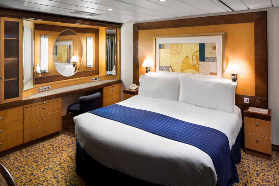 Спальня в каюте Owner's Suite c 2-мя спальнями на лайнерах класса Radiance Class