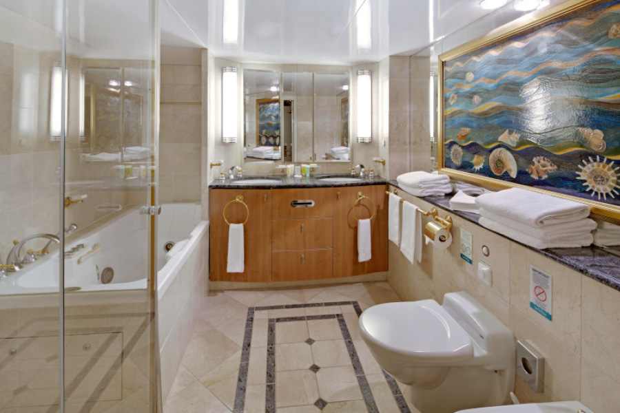 Ванная комната в каюте Owner's Suite с 1 спальней на лайнерах класса Radiance Class