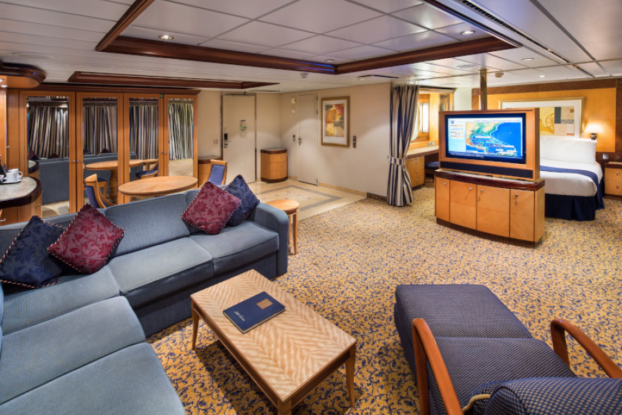 Гостиная в каюте Owner's Suite c 2-мя спальнями на лайнерах класса Radiance Class