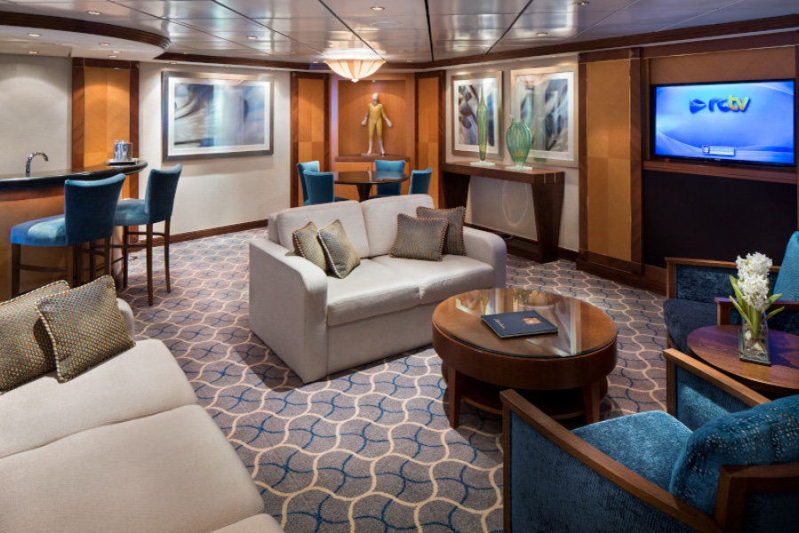Гостиная в каюте Royal Suite на лайнерах класса Radiance Class