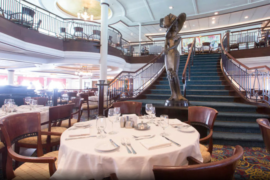Основной ресторан на борту лайнера Enchantment of the Seas