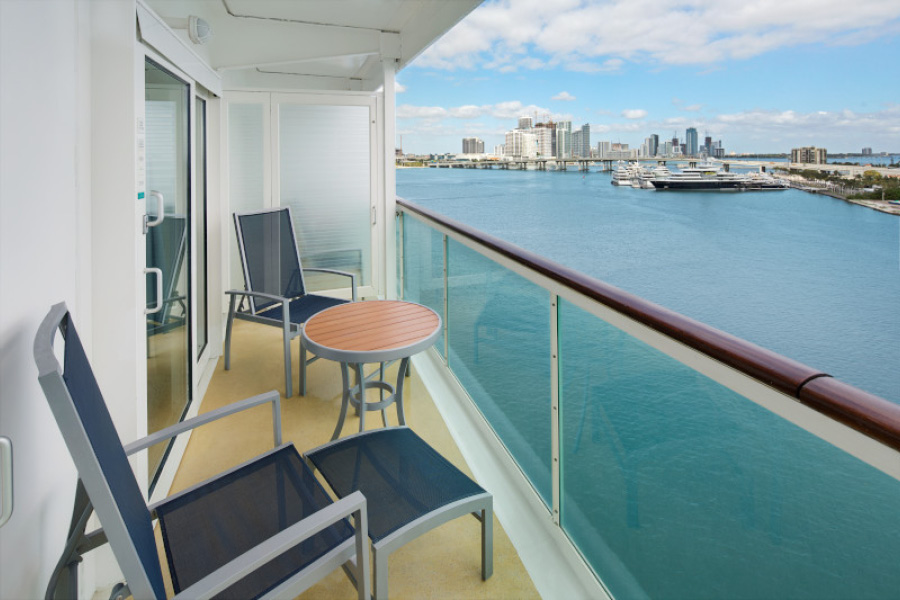 Балкон в каюте категории Junior Suite на лайнерах класса Voyager Class
