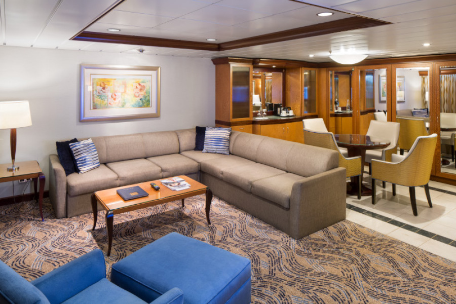 Гостиная в каюте Owner's Suite на борту лайнеров класса Voyager Class