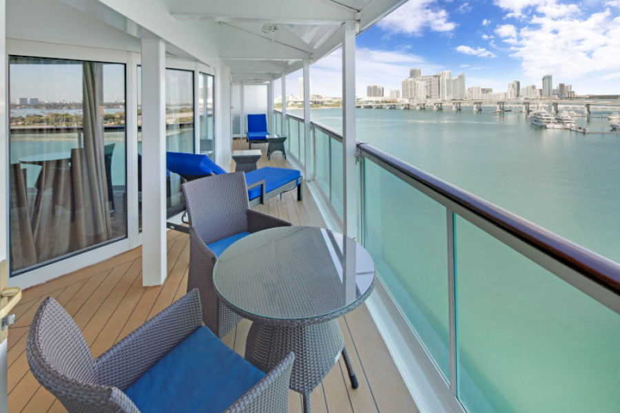 Балкон в каюте Royal Suite на борту лайнеров класса Voyager Class