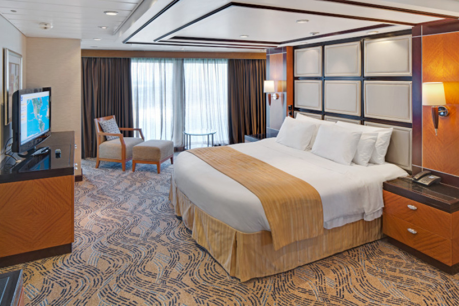 Спальня в каюте Royal Suite на борту лайнеров класса Voyager Class