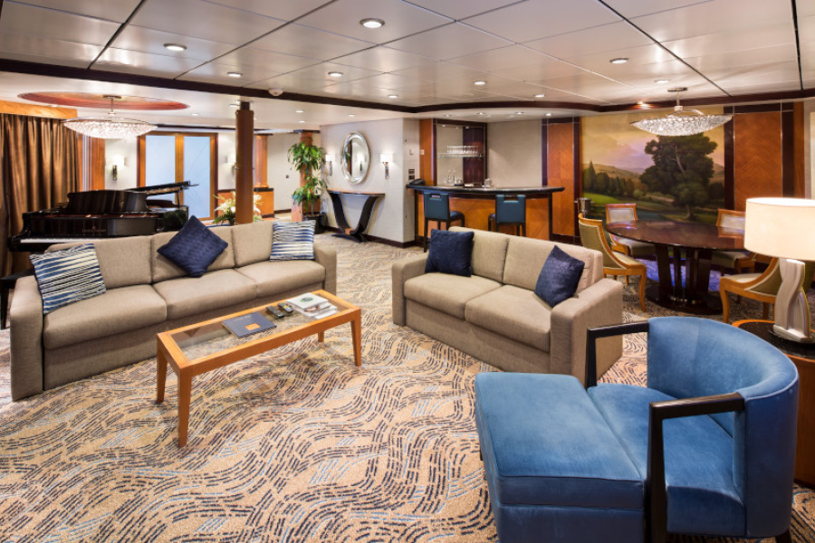 Гостиная в каюте Royal Suite на борту лайнеров класса Voyager Class