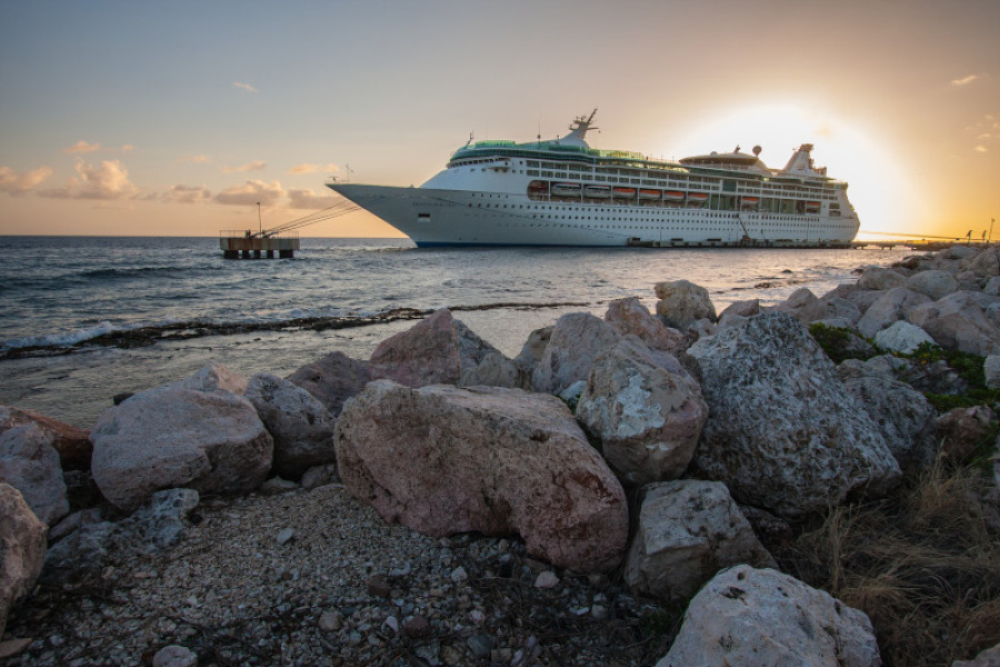 Лайнер Grandeur of the Seas в порту