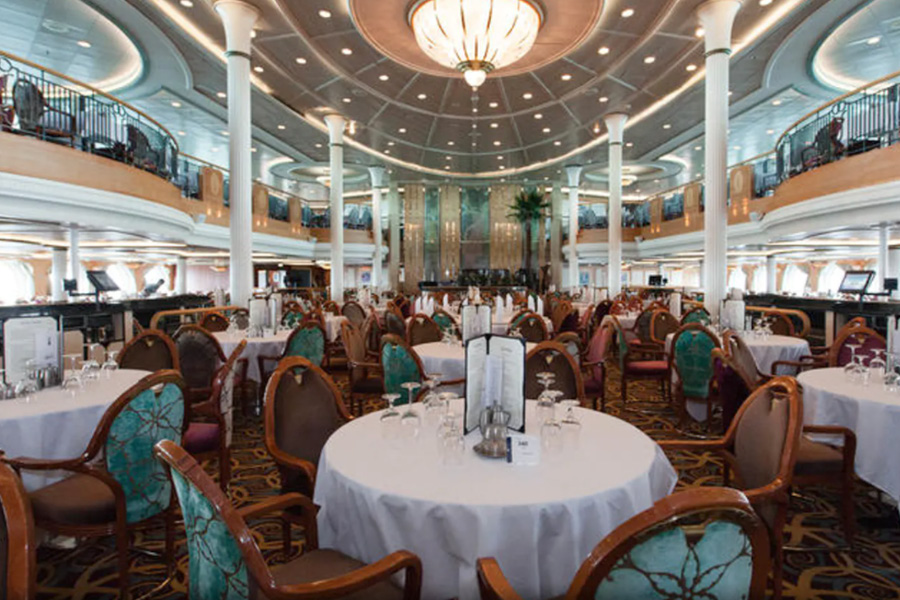 Основной ресторан на борту лайнера Grandeur of the Seas