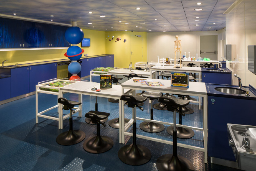 Научная лаборатория в детском клубе на борту круизного лайнера Harmony of the Seas