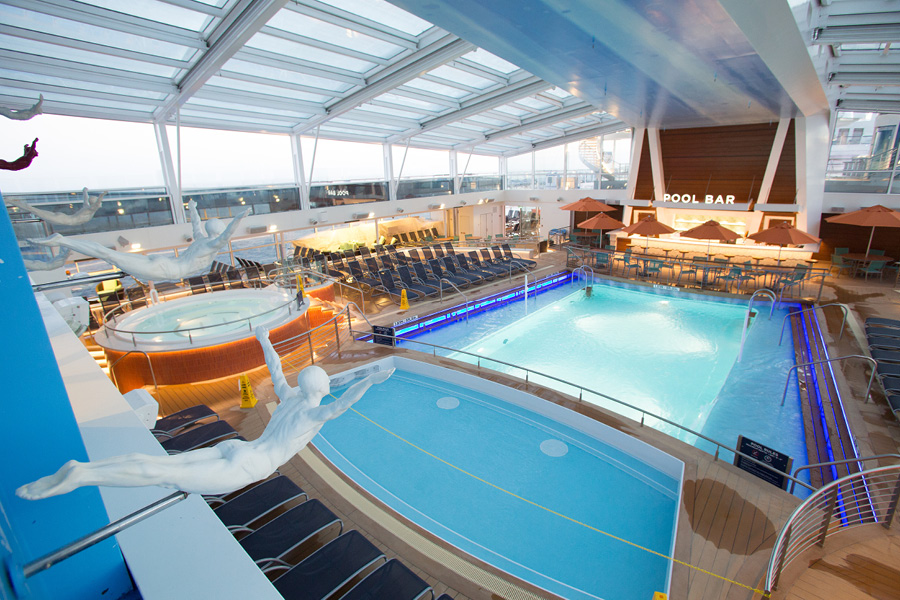 Крытый бассейн на лайнере Ovation of the Seas