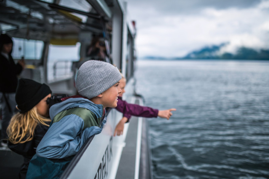 Дети в круизе на Аляске на борту Radiance of the Seas