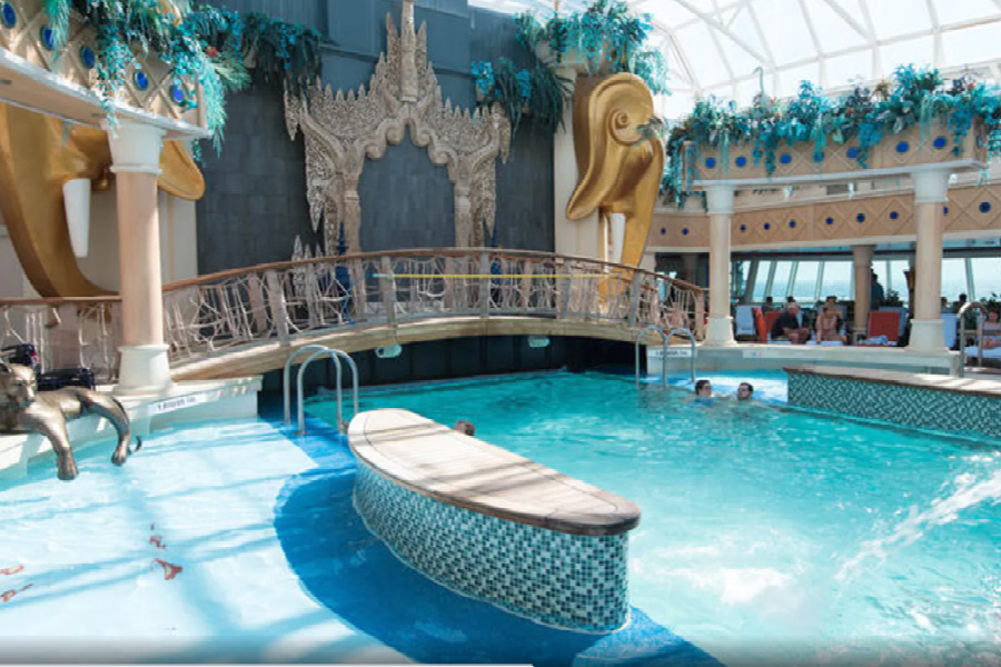 Крытый бассейн на борту Serenade of the Seas