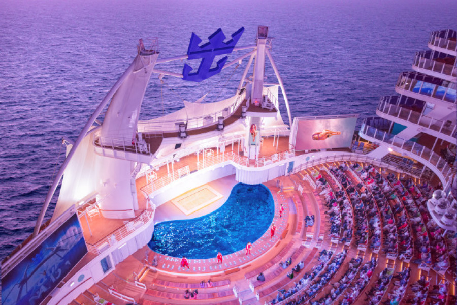 Аква-театр на борту круизного лайнера Symphony of the Seas