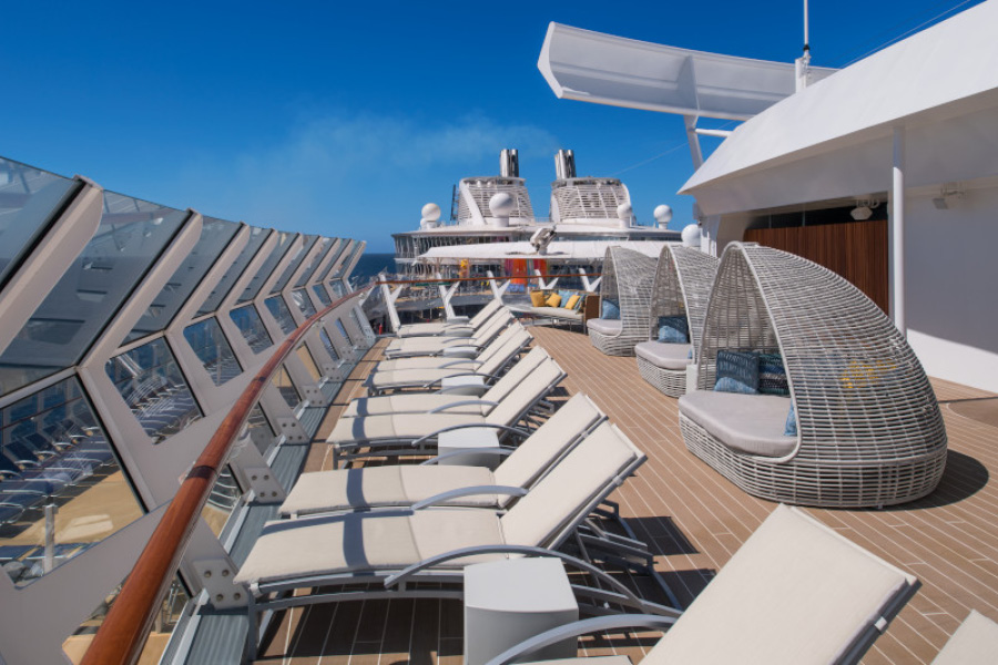 Открытая палуба для гостей, проживающих в сьютах на борту круизного лайнера Symphony of the Seas
