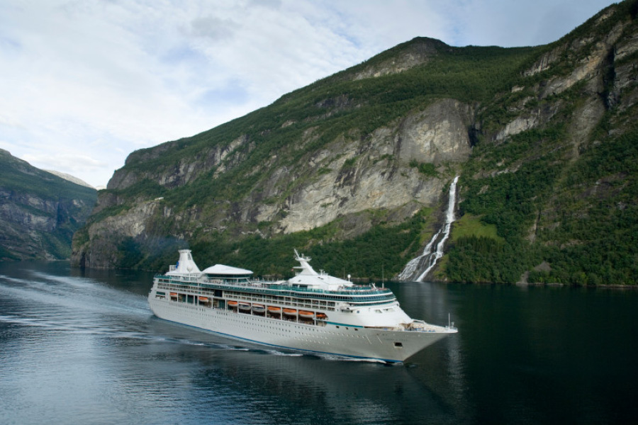 Лайнер Vision of the Seas во время круиза по Норвежским фьордам