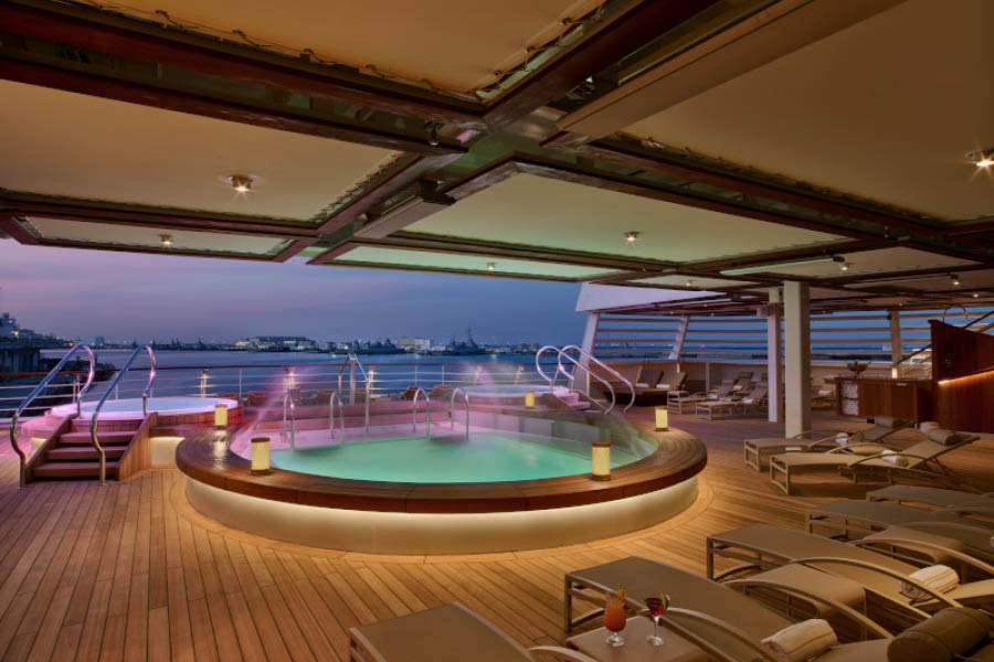 Бассейн на корме на лайнере Seabourn Encore