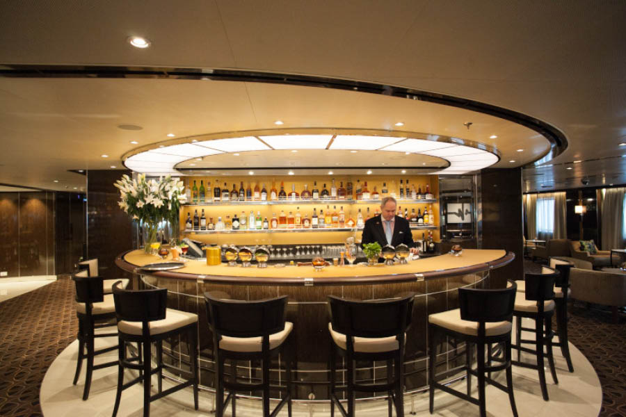 Вечер в баре на лайнере Seabourn Encore